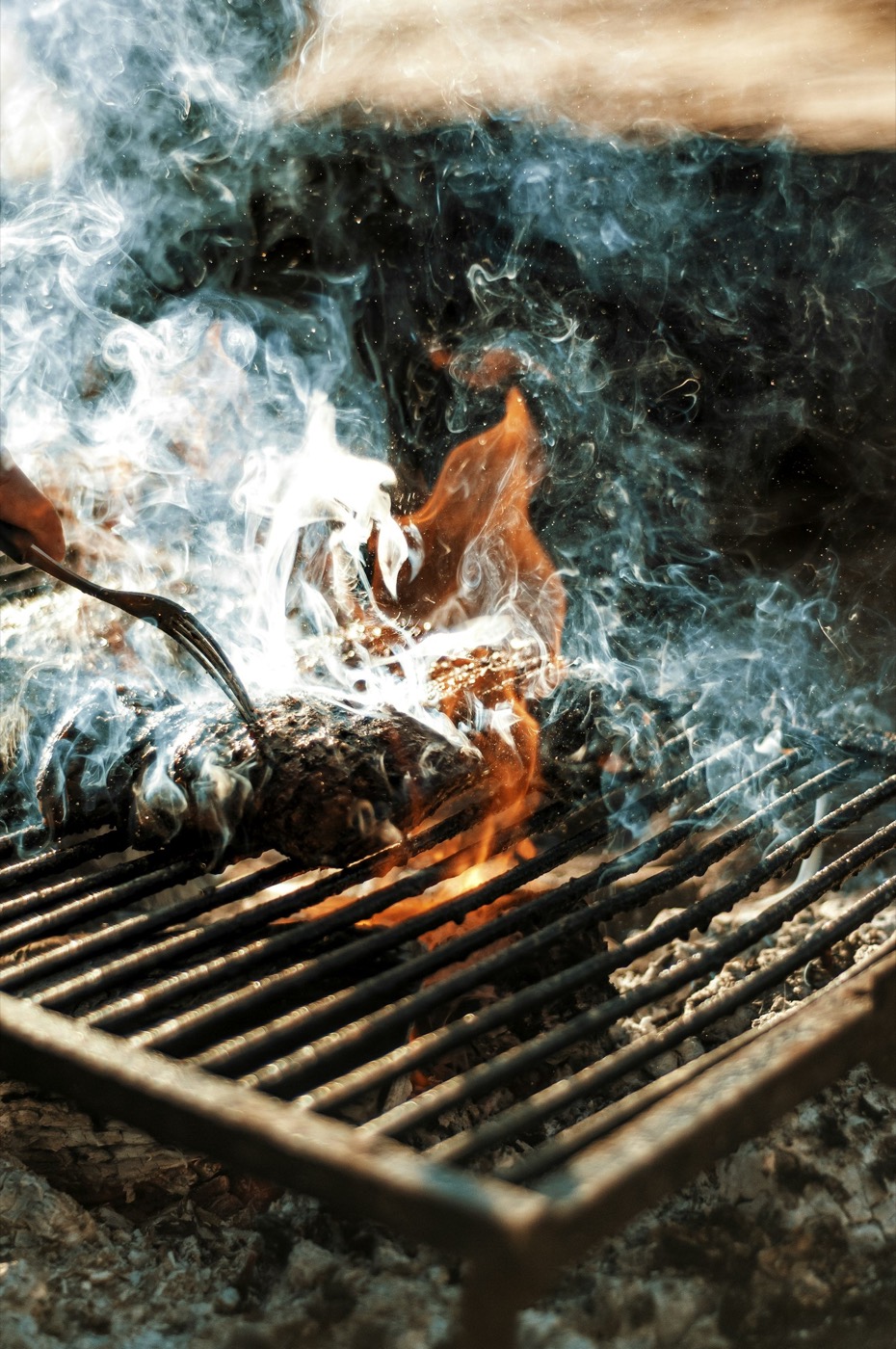 Мясо на гриле в огне и дыму